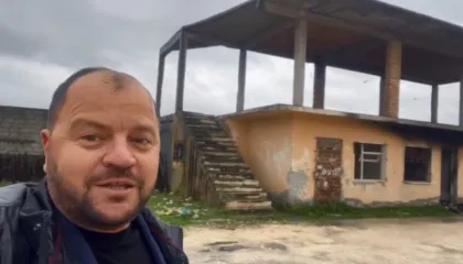 Kuçova në kushte të mjerueshme! Maliqi: Boll u tallën me shqiptarët, t’u japim shkelmin këtyre hajdutëve