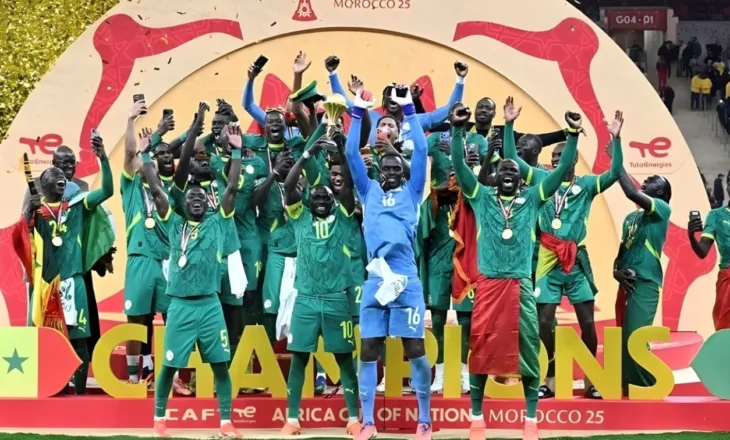 KUPA AFRIKËS/ Protesta, VAR, braktisje e fushës dhe shumë kaos, në fund triumfon Senegal, thyen Maroku në një finale dramatike (VIDEO)