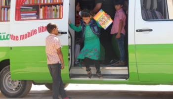 Kur autobusët nuk mbartin ushtarë, por libra dhe shpresë…