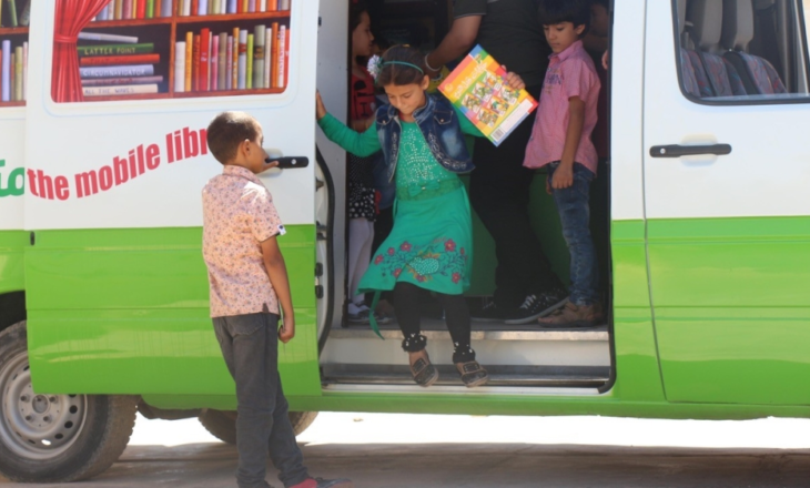 Kur autobusët nuk mbartin ushtarë, por libra dhe shpresë…