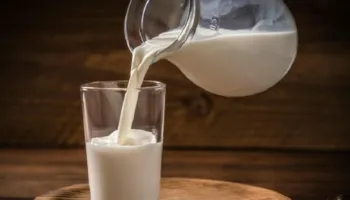 Kur duhet pirë qumështi në mbrëmje apo në mëngjes?