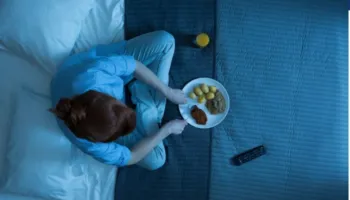 Kur është koha më e mirë për të ngrënë darkë – çfarë këshillojnë ekspertët e jetëgjatësisë