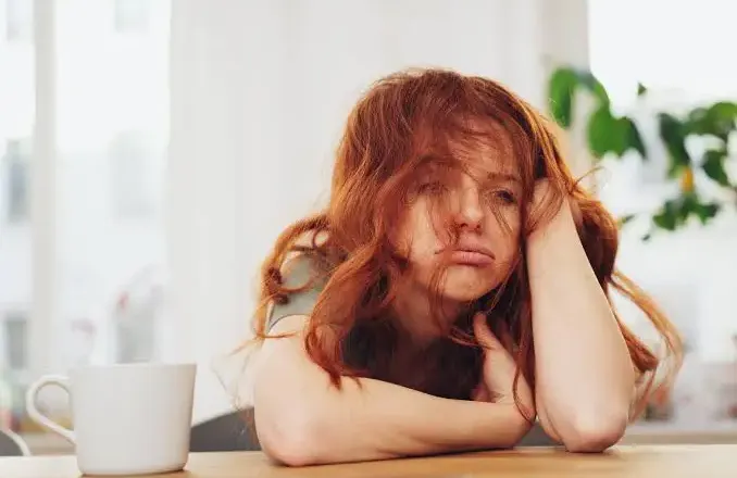 Kur lodhja vjen pa arsye: Pse ndiheni të lodhur, edhe kur pushoni?