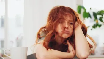 Kur lodhja vjen pa arsye/ Pse ndiheni të lodhur, edhe kur pushoni?