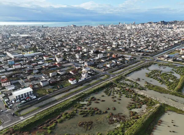 Kush e ka fajin?! Pa ndërhyrje, përmbytjet do të prodhojnë dëme të kushtueshme për ekonominë