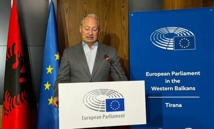 “Kush nuk e do dialogun politik, PS apo PD?”/ Raportuesi i PE për Shqipërinë: Opozita dhe qeveria të luftojnë me argumente, jo me molotovë