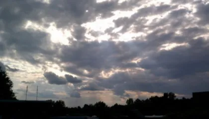 Kushte atmosferike të paqëndrueshme dhe reshje shiu, si paraqitet moti për këtë të diel