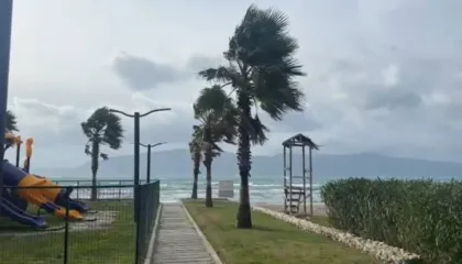 Kushtet e vështira atmosferike prekin dhe detin, trageti i linjës Vlorë-Brindisi nuk ankorohet dot, shkak era e fortë