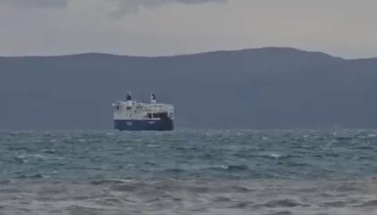 Kushtet e vështira atmosferike prekin dhe detin, trageti i linjës Vlorë-Brindisi nuk ankorohet dot