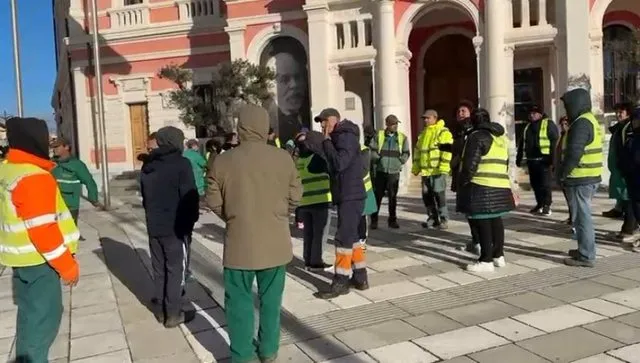 Kushtet jo të mira në punë, punonjësit e gjelbërimit në Vlorë dalin sërish në protestë