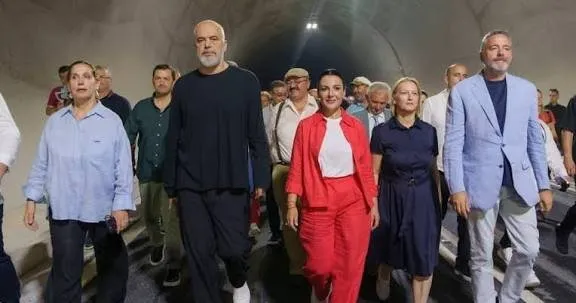 Kushtoi 190 milion euro/ Sksndali: Tuneli i Llogorasë rrjedh ukë