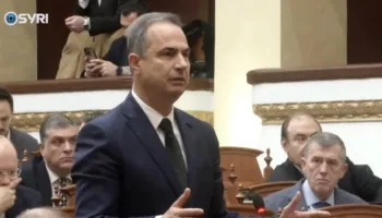 Kuvendi/  Boçi – Mazhorancës: Po e ktheni Parlamentin në çmenduri dhe qesharak!