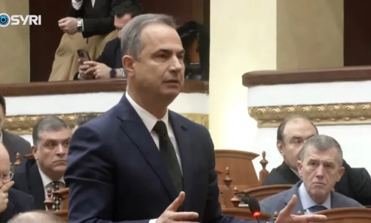 Kuvendi/  Boçi – Mazhorancës: Po e ktheni Parlamentin në çmenduri dhe qesharak!