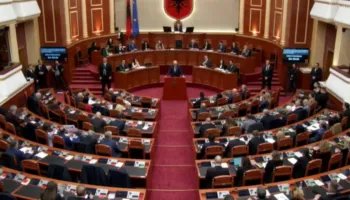 “Ky është një i çmendur, mos iu shkoni pas”/ Rama-opozitës: Ju jeni këtu për t’u kujtuar shqiptarëve ishullin e turpit, ndërsa ne ngjitemi në majën e ‘Shqipëria 2030’