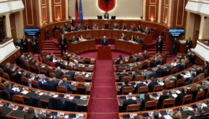 “Ky është një i çmendur, mos iu shkoni pas”/ Rama-opozitës: Ju jeni këtu për t’u kujtuar shqiptarëve ishullin e turpit, ndërsa ne ngjitemi në majën e ‘Shqipëria 2030’