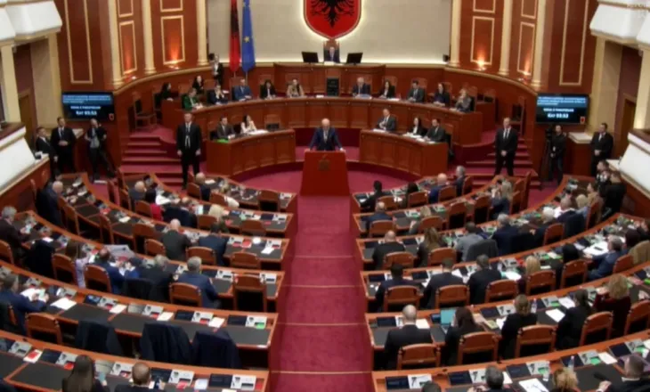 “Ky është një i çmendur, mos iu shkoni pas”/ Rama-opozitës: Ju jeni këtu për t’u kujtuar shqiptarëve ishullin e turpit, ndërsa ne ngjitemi në majën e ‘Shqipëria 2030’