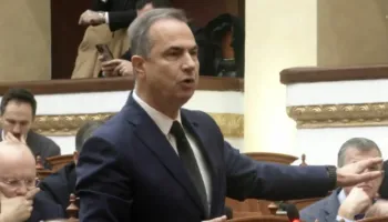 ‘Ky Parlament po bëhet i çmendur’, Boçi akuza Peleshit: Projektligjet duan debat, s’mund të kalohen të 19-ta në 1 ditë