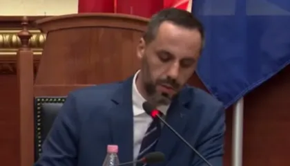 Lamallari ironizon opozitën: Për kallëzimet ‘pushka top’, por do mbani përgjegjësi për shpifjet