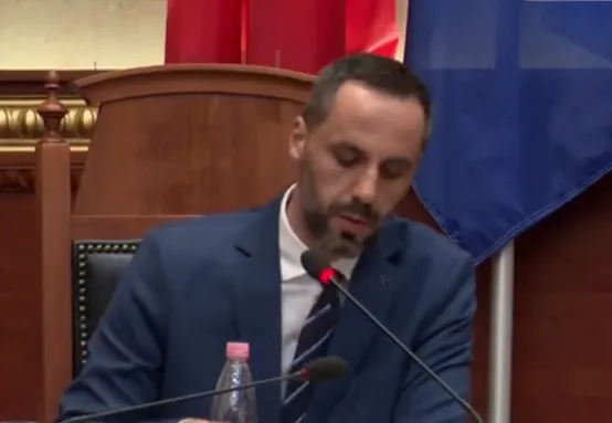 Lamallari ironizon opozitën: Për kallëzimet ‘pushka top’, por do mbani përgjegjësi për shpifjet