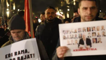 Lapaj mban protestë para Kryeministrisë dhe kërkon largimin e Ramës, mes tubuesve edhe deputeti i PD