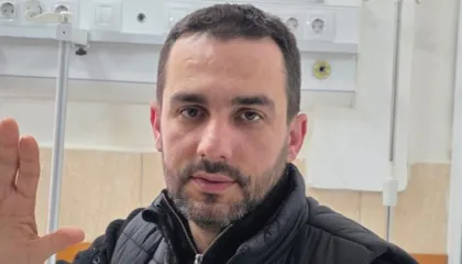 Lapaj: Në orën 19:00 rikthehem me vrap ke sheshi! Më duhen batanije, karrige e ngrohëse, na i vodhën..