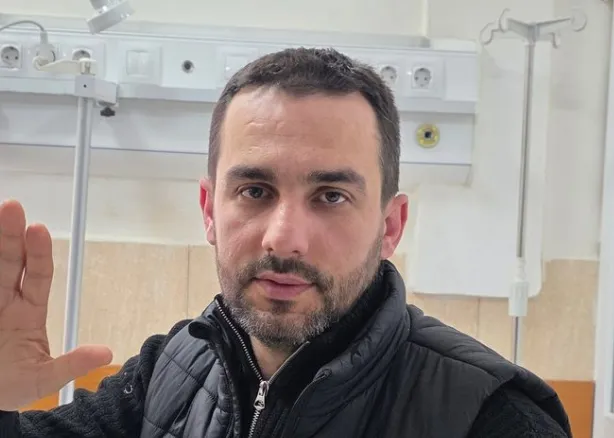 Lapaj: Në orën 19:00 rikthehem me vrap ke sheshi! Më duhen batanije, karrige e ngrohëse, na i vodhën..