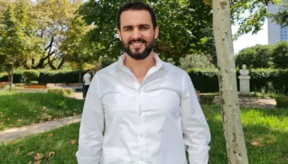 Lapaj pendohet për futjen e familjarëve në lista