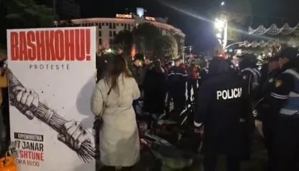 Lapaj përplaset sërish me policinë gjatë natës