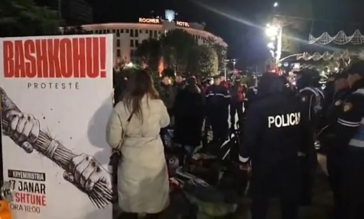 Lapaj përplaset sërish me policinë gjatë natës