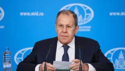 Lavrov: Rusia mbetet e hapur për zgjidhje diplomatike për Ukrainën, Perëndimi minon negociatat