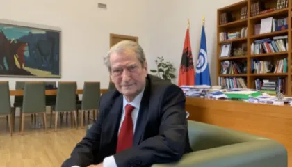 Le Courrier des Balkans’ intervistë me kreun e PD: Berisha bën thirrje për formimin e një qeverie teknike