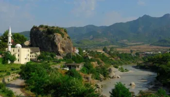 Legjenda e Gurit të Përmetit, Diestra u hodh nga shkëmbi bashkë me foshnjën