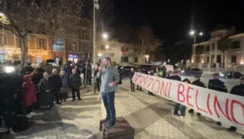 ‘Lëvizja Bashkë’ protestë para Kuvendit, Qori: Të bashkohemi për t’i përzënë zuzarët nga qeverisja