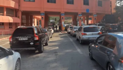 Lëvizja e mallrave rikthehet në Qafë Thana pas bllokimit tre ditor