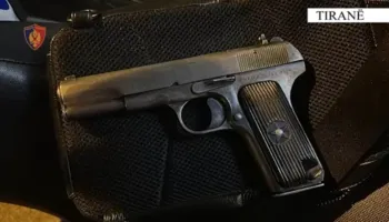 Lëvizte me pistoletë në makinë, pranga të riut në Tiranë, procedohet dhe një 51-vjeçar