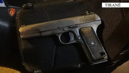 Lëvizte me pistoletë në makinë, pranga të riut në Tiranë, procedohet dhe një 51-vjeçar