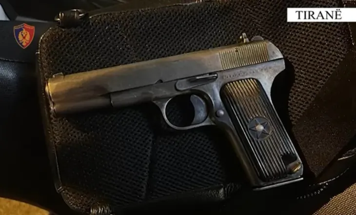 Lëvizte me pistoletë në makinë, pranga të riut në Tiranë, procedohet dhe një 51-vjeçar