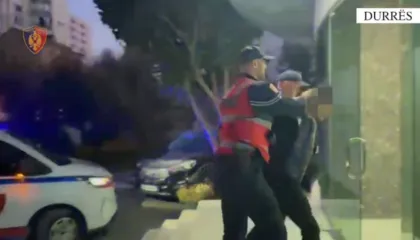 Lëvizte ‘sypatrembur’ me armë zjarri në shëtitoren e plazhit, arrestohet i riu në Durrës, e pëson edhe shoku