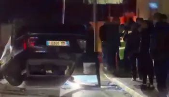 Lezhë / Makina përplaset me shtyllën e ndriçimit rrugor dhe përmbyset