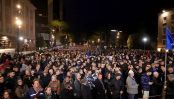 LIVE/ 1300 policë për protestën e opozitës, Berisha mbërrin te Kryeministria, Boçi: Të shprehim revoltën dhe zemërimin tonë