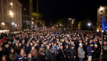 LIVE/ 1300 policë për protestën e opozitës, Berisha mbërrin te Kryeministria, Boçi: Të shprehim revoltën dhe zemërimin tonë