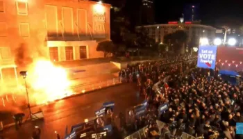 LIVE/ PD protestë me molotovë para Kryeministrisë, policia përgjigjet me gaz lotsjellës. Turma zhvendoset te Kuvendi. Berisha: Jemi në kilometrin e fundit të fitores