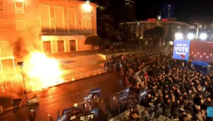 LIVE/ PD protestë me molotovë para Kryeministrisë, policia përgjigjet me gaz lotsjellës. Turma zhvendoset te Kuvendi. Berisha: Jemi në kilometrin e fundit të fitores