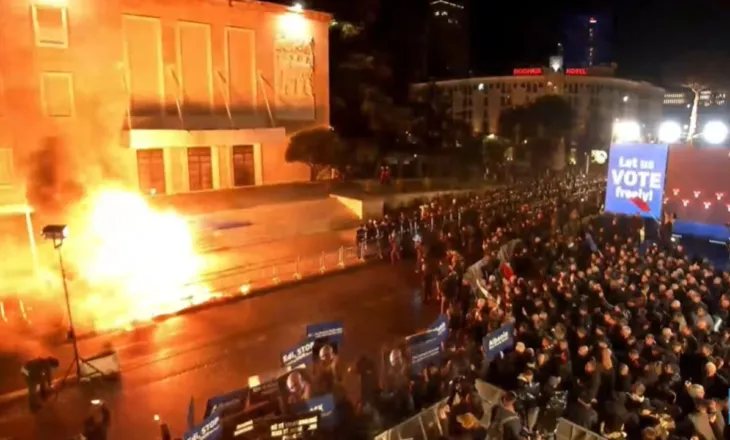 LIVE/ PD protestë me molotovë para Kryeministrisë, policia përgjigjet me gaz lotsjellës. Turma zhvendoset te Kuvendi. Berisha: Jemi në kilometrin e fundit të fitores