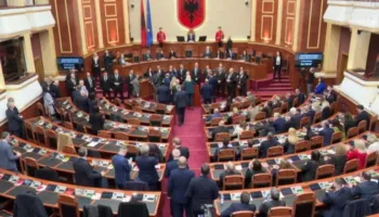 LIVE-Sesioni i ri parlamentar nis me tensione, opozita “pushton” foltoren e Kuvendit