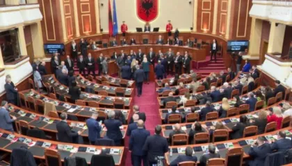 LIVE-Sesioni i ri parlamentar nis me tensione, opozita “pushton” foltoren e Kuvendit