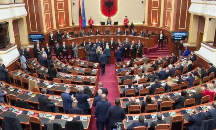 LIVE-Sesioni i ri parlamentar nis me tensione, opozita “pushton” foltoren e Kuvendit