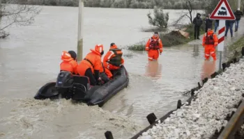 LIVE/ Shqipëria në ditën e katërt të përmbytjeve, 13211 ha toka dhe 1587 banesa nën ujë! “Shfryhet” Vjosa, Rama: Do kompensohen dëmet