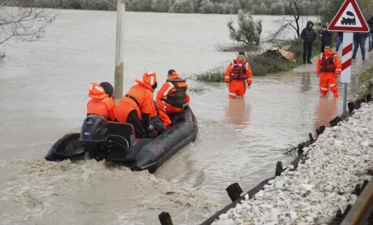 LIVE/ Shqipëria në ditën e katërt të përmbytjeve, 13211 ha toka dhe 1587 banesa nën ujë! “Shfryhet” Vjosa, Rama: Do kompensohen dëmet