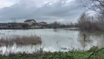 LIVE/ Shqipëria nën ujë, bllokime rrugësh Elbasan, mungon energjia në Gjirokastër. Përmbytje në Dimal. Berisha i përgjigjet Ramës